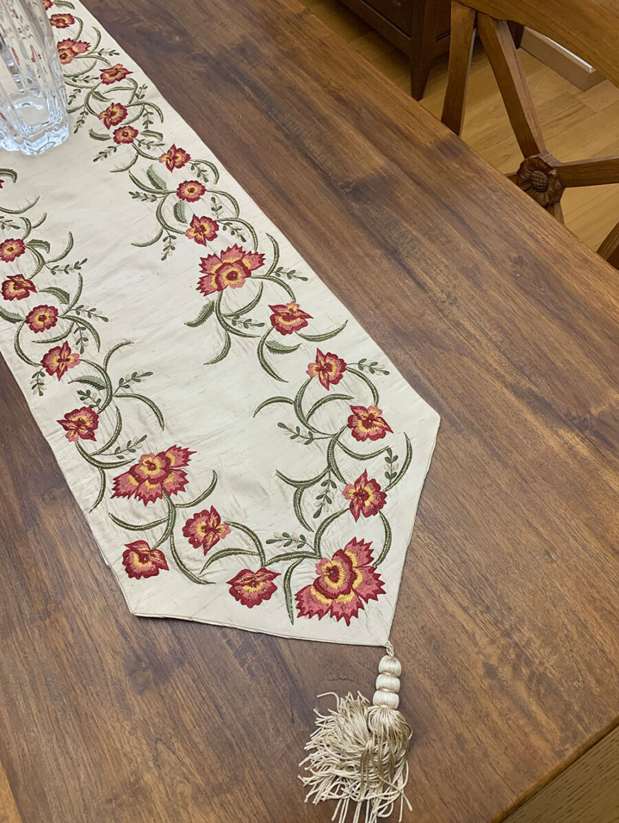 Μεταξωτή τραβέρσα κεντημένη