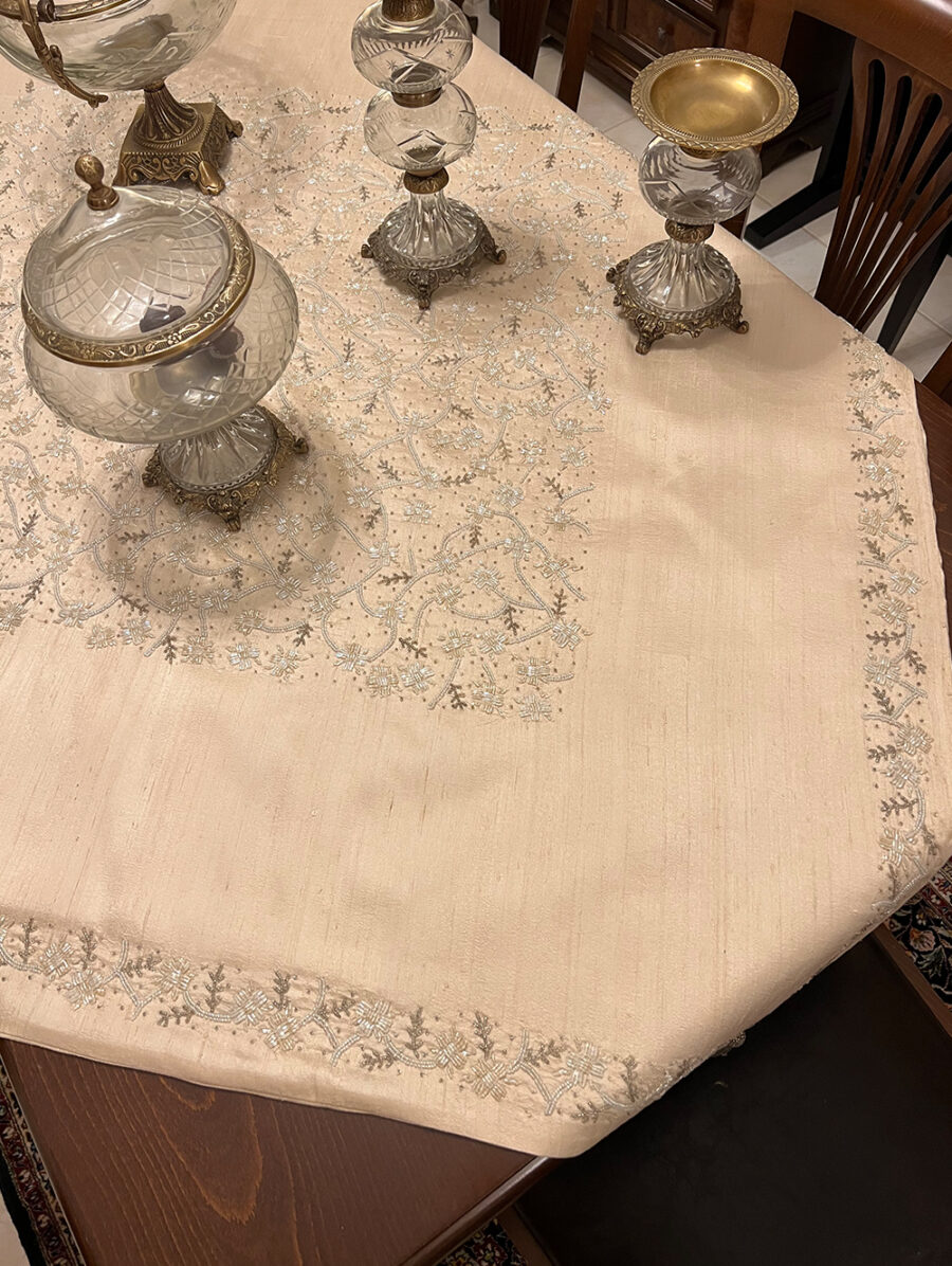Εκρού Μεταξωτό τραπεζοκαρέ κεντημένο