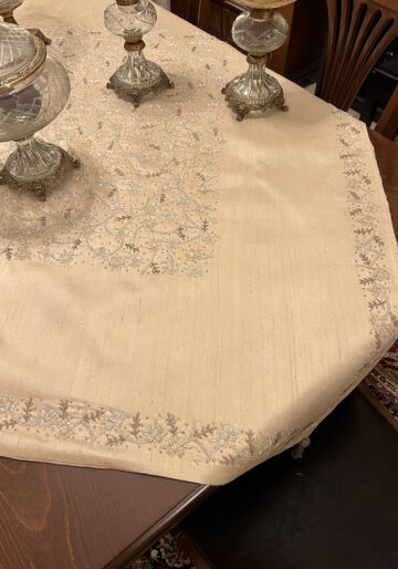 Εκρού Μεταξωτό τραπεζοκαρέ κεντημένο