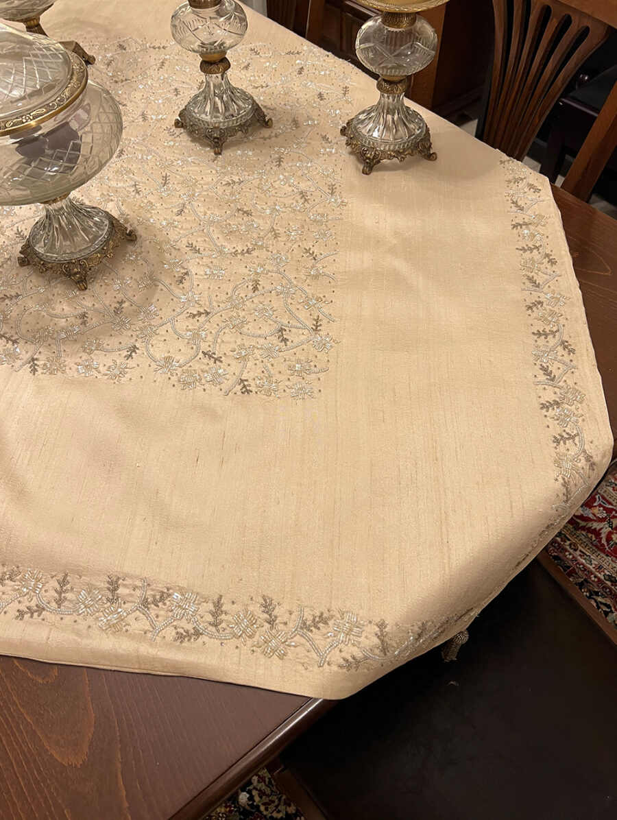 Εκρού Μεταξωτό τραπεζοκαρέ κεντημένο