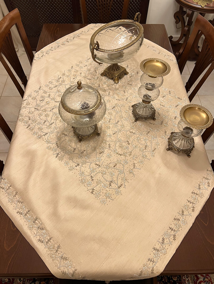 Εκρού Μεταξωτό τραπεζοκαρέ κεντημένο